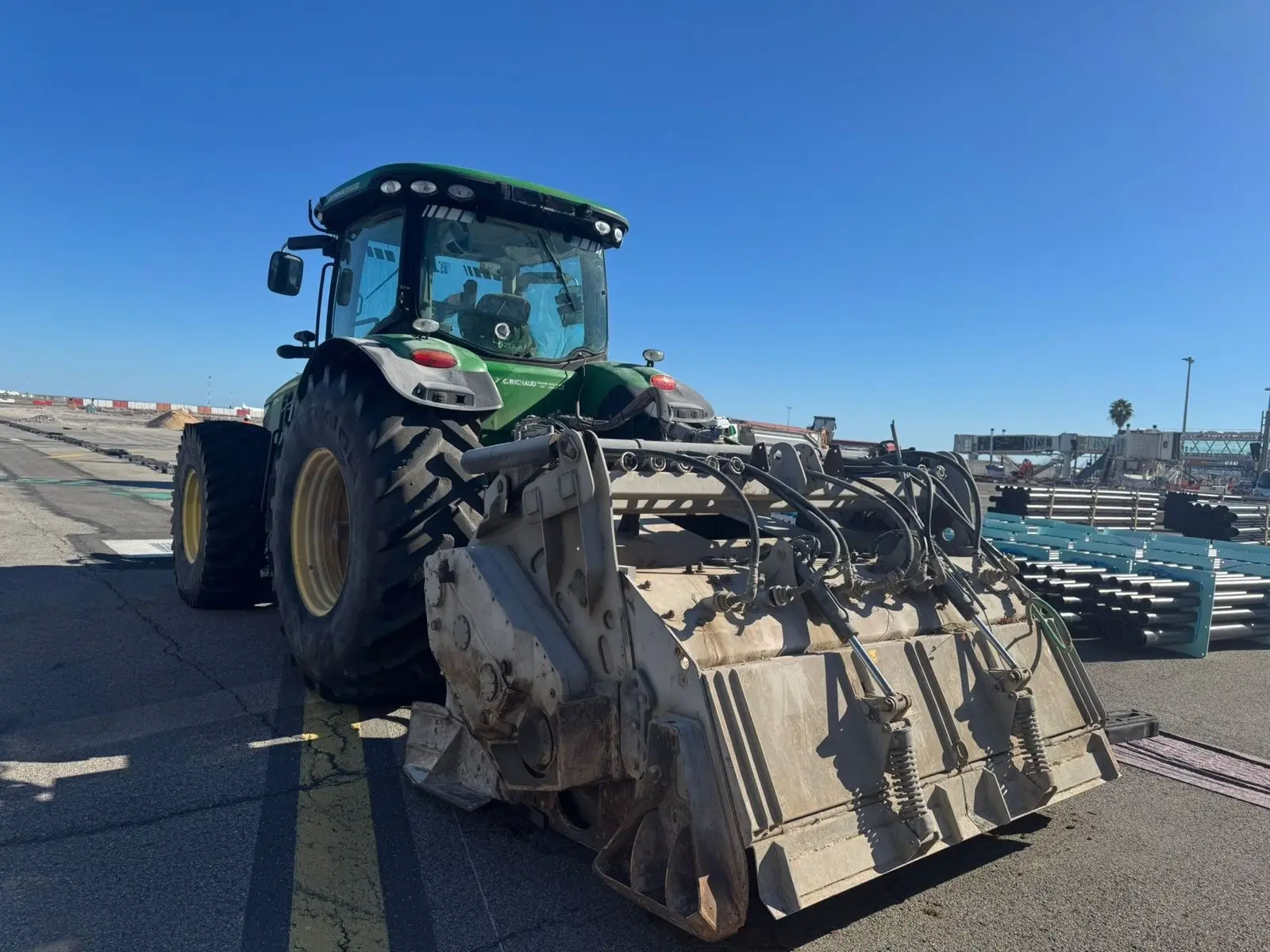 John Deere 830 R-3.jpg