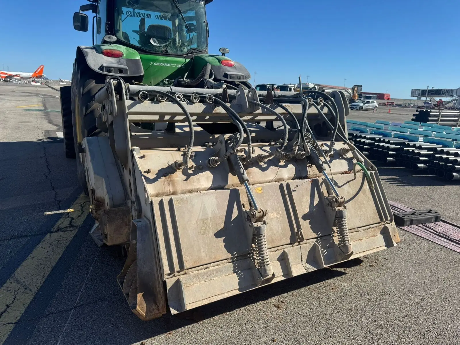 John Deere 830 R-4.jpg