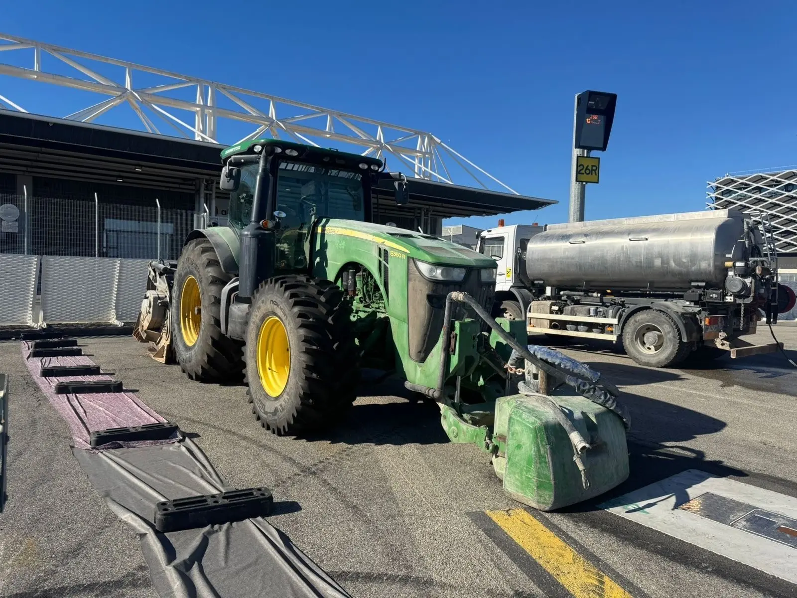 John Deere 830 R-5.jpg